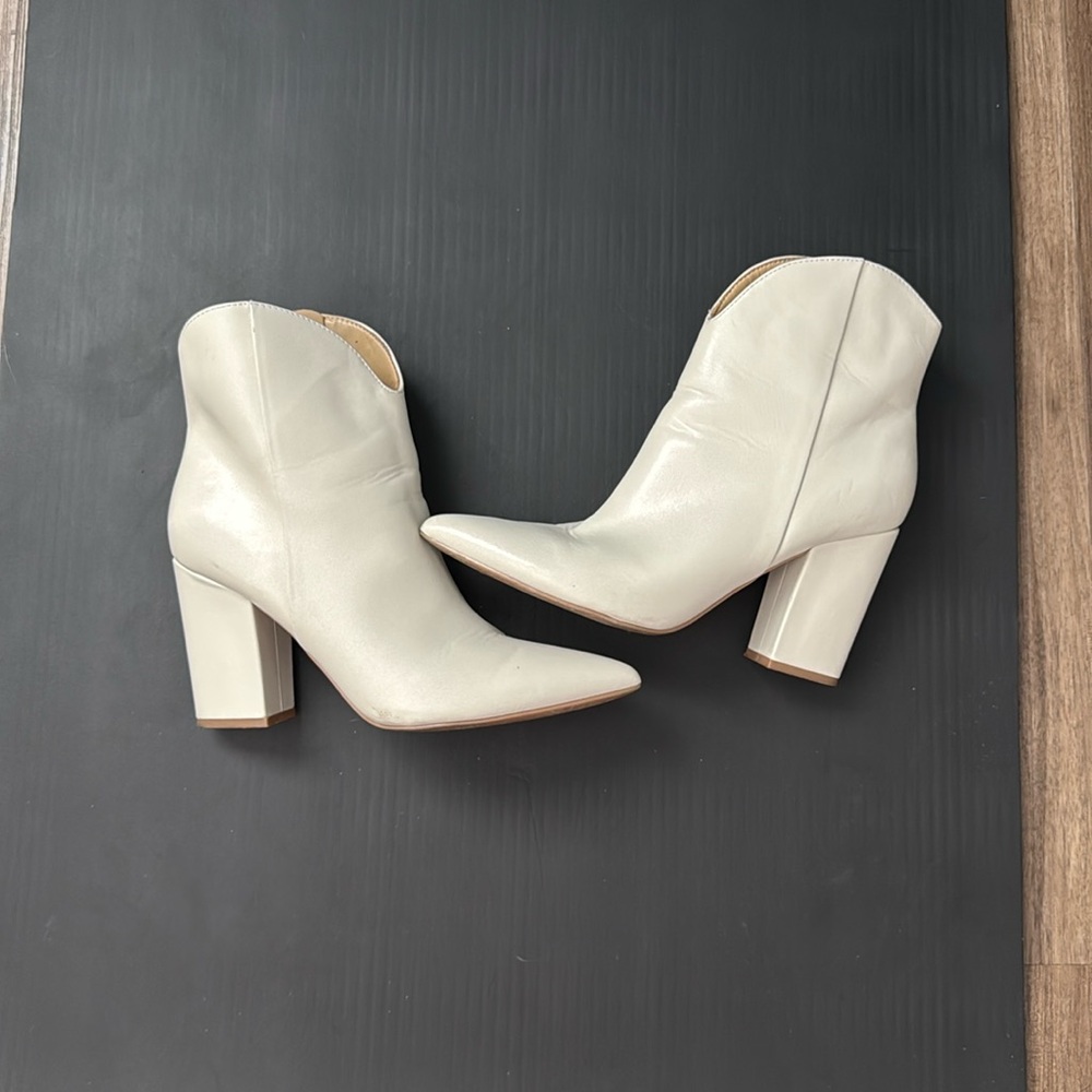 Nine West Pointed Toe Heeled Ivory Booties size 9
